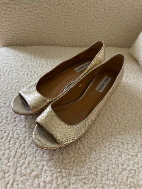 Steve Madden Metallic Gold Peep-Toe Flats, size 7-7.5